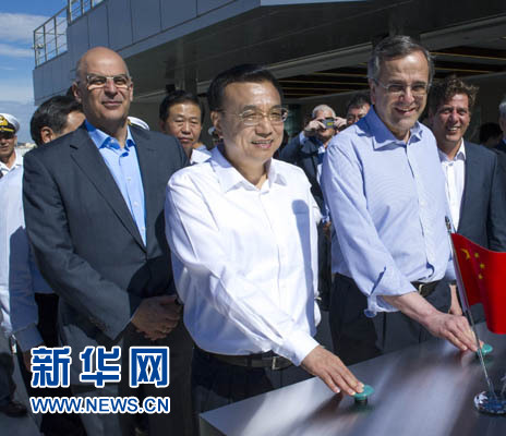 這是李克強與薩馬拉斯共同發(fā)出指令，一列滿載中國貨物的列車緩緩駛出比雷埃夫斯港，開往中東歐目的地。新華社記者 王曄 攝