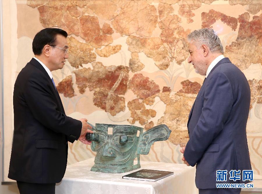 6月21日，國(guó)務(wù)院總理李克強(qiáng)與希臘總理薩馬拉斯共同出席希臘伊拉克利翁博物館新館開館儀式并發(fā)表講話。這是李克強(qiáng)向伊拉克利翁博物館贈(zèng)送三星堆出土文物復(fù)制品。新華社記者 龐興雷 攝 