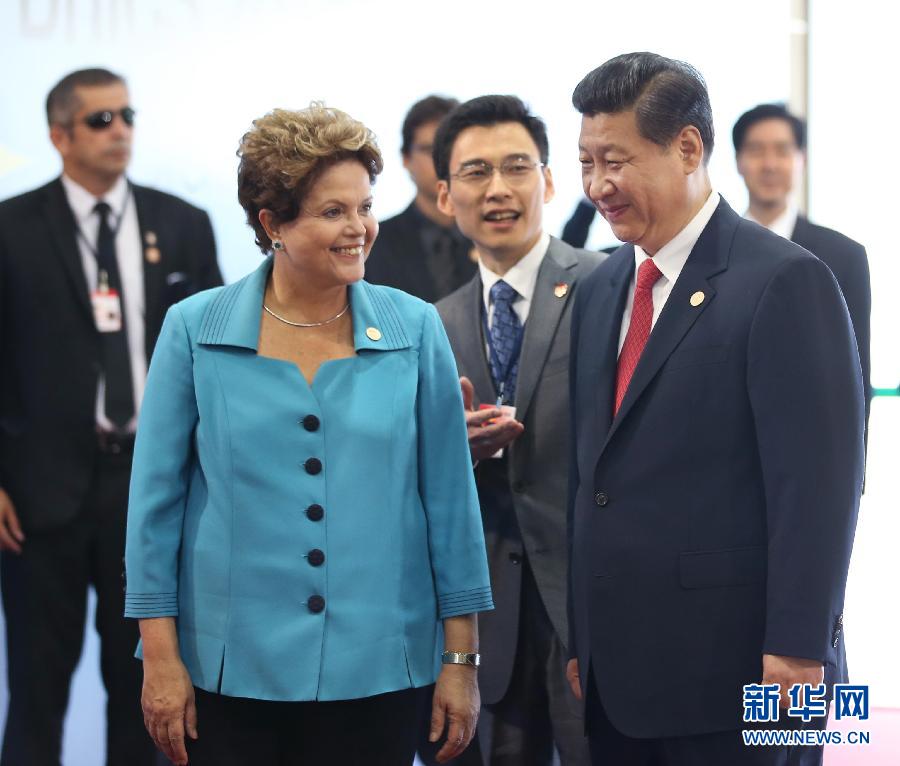 7月15日，國家主席習近平在巴西福塔萊薩出席金磚國家領導人第六次會晤。這是巴西總統(tǒng)羅塞夫迎接習近平主席。 新華社記者 蘭紅光 攝 