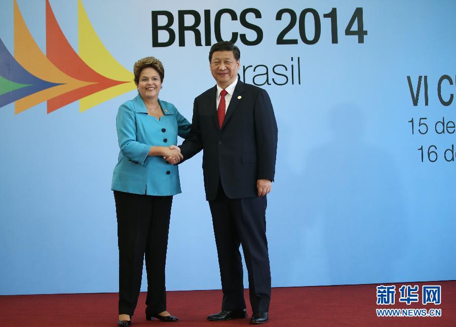 7月15日，國家主席習近平在巴西福塔萊薩出席金磚國家領導人第六次會晤。這是巴西總統(tǒng)羅塞夫迎接習近平主席。 新華社記者 蘭紅光 攝 