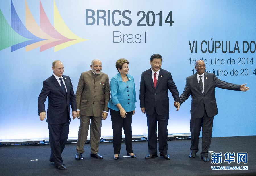 7月15日，國家主席習近平在巴西福塔萊薩出席金磚國家領導人第六次會晤。這是金磚國家領導人集體合影。 新華社記者王曄攝  