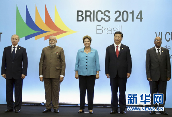  7月15日，國家主席習近平在巴西福塔萊薩出席金磚國家領導人第六次會晤。這是金磚國家領導人集體合影。 新華社記者蘭紅光攝