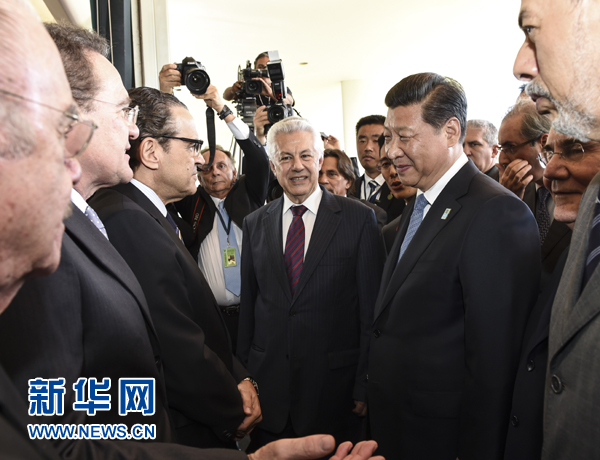 7月16日，國家主席習(xí)近平在巴西利亞會(huì)見巴西參議長卡列羅斯和眾議長阿爾維斯。這是兩院議長迎接習(xí)近平主席，并介紹議員代表。 新華社記者李學(xué)仁 攝 