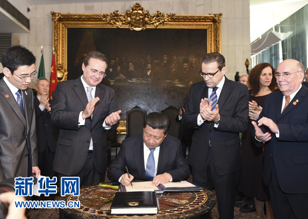 7月16日，國家主席習(xí)近平在巴西利亞會(huì)見巴西參議長卡列羅斯（前排左二）和眾議長阿爾維斯（前排右二）。這是習(xí)近平應(yīng)邀為參眾兩院題詞。新華社記者 李學(xué)仁 攝 