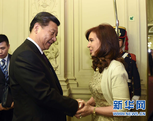 當(dāng)?shù)貢r(shí)間7月18日，國家主席習(xí)近平在布宜諾斯艾利斯同阿根廷總統(tǒng)克里斯蒂娜舉行會(huì)談。這是會(huì)談開始前，克里斯蒂娜在總統(tǒng)府為習(xí)近平舉行隆重歡迎儀式。新華社記者 李學(xué)仁 攝