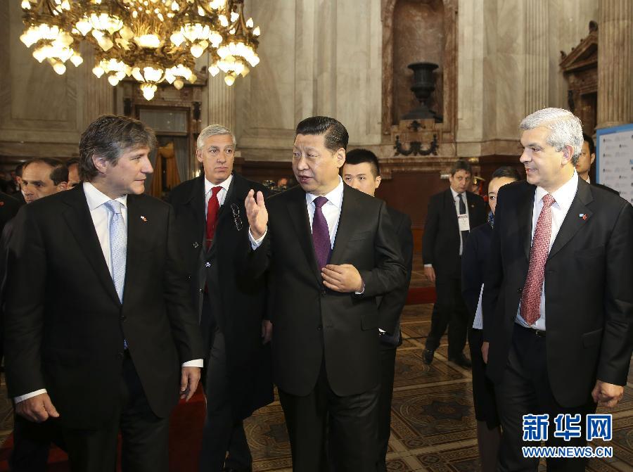 當?shù)貢r間7月19日，國家主席習近平在布宜諾斯艾利斯會見阿根廷副總統(tǒng)兼參議長布杜（前左）和眾議長多明格斯（前右）。 新華社記者丁林攝 