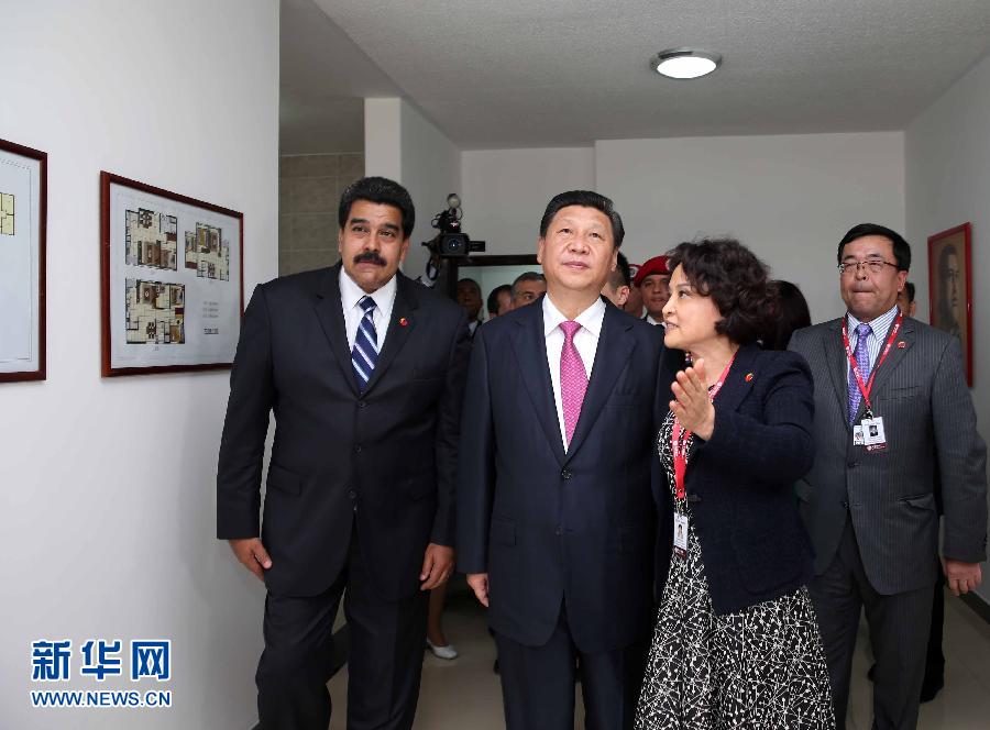 當(dāng)?shù)貢r間7月21日，國家主席習(xí)近平在委內(nèi)瑞拉總統(tǒng)馬杜羅陪同下在加拉加斯參觀蒂烏娜社會住房項目。 新華社記者 蘭紅光 攝
