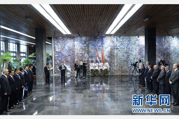 當(dāng)?shù)貢r(shí)間7月22日，國(guó)家主席習(xí)近平在哈瓦那接受古巴政府授予的&ldquo;何塞&middot;馬蒂&rdquo;勛章。古巴國(guó)務(wù)委員會(huì)主席兼部長(zhǎng)會(huì)議主席勞爾&middot;卡斯特羅為習(xí)近平佩戴勛章。新華社記者馬占成攝