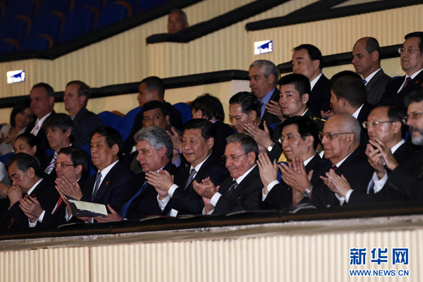      出當(dāng)?shù)貢r(shí)間7月22日，國(guó)家主席習(xí)近平在哈瓦那與古巴國(guó)務(wù)委員會(huì)主席兼部長(zhǎng)會(huì)議主席勞爾&middot;卡斯特羅共同觀看中古芭蕾舞聯(lián)合演出。新華社記者李學(xué)仁攝 