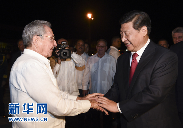 當(dāng)?shù)貢r間7月23日，國家主席習(xí)近平結(jié)束對古巴的訪問，離開圣地亞哥，啟程回國。這是古巴國務(wù)委員會主席兼部長會議主席勞爾&middot;卡斯特羅到機(jī)場為習(xí)近平送行。新華社記者 李學(xué)仁 攝 