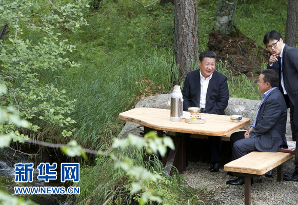 8月22日，國家主席習(xí)近平同蒙古國總統(tǒng)額勒貝格道爾吉在烏蘭巴托市郊的總統(tǒng)官邸再次會晤。這是習(xí)近平同額勒貝格道爾吉會晤后在溪畔飲茶。新華社記者 黃敬文 攝