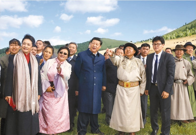 　　八月二十二日，國家主席習(xí)近平在蒙古國總統(tǒng)額勒貝格道爾吉陪同下前往烏蘭巴托市郊觀看那達(dá)慕。這是習(xí)近平和夫人彭麗媛同額勒貝格道爾吉夫婦觀看表演。新華社記者　鞠鵬攝