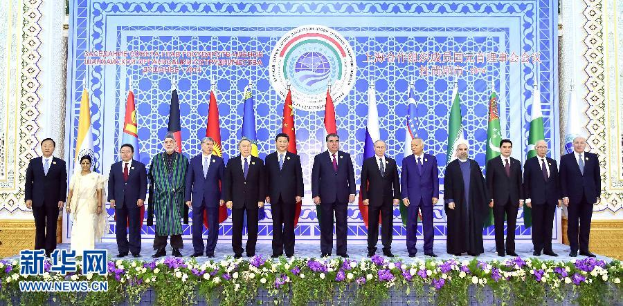 9月12日，上海合作組織成員國(guó)元首理事會(huì)第十四次會(huì)議在塔吉克斯坦首都杜尚別舉行。國(guó)家主席習(xí)近平出席會(huì)議并發(fā)表重要講話。這是與會(huì)成員國(guó)元首、觀察員國(guó)領(lǐng)導(dǎo)人或代表、主席國(guó)客人以及有關(guān)國(guó)際和地區(qū)組織代表集體合影。新華社記者李濤攝 