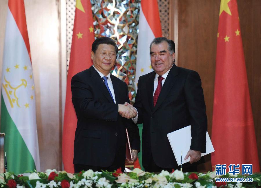 9月13日，國家主席習(xí)近平和塔吉克斯坦總統(tǒng)拉赫蒙在杜尚別共同簽署《中塔關(guān)于進(jìn)一步發(fā)展和深化戰(zhàn)略伙伴關(guān)系的聯(lián)合宣言》。新華社記者謝環(huán)馳攝 