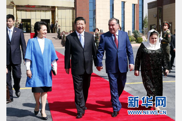 9月14日，國家主席習(xí)近平結(jié)束對塔吉克斯坦的國事訪問，乘坐專機(jī)離開杜尚別。拉赫蒙總統(tǒng)夫婦專程到機(jī)場為習(xí)近平和夫人彭麗媛送行。新華社記者 鞠鵬 攝 