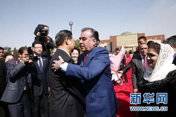 9月14日，國家主席習(xí)近平結(jié)束對塔吉克斯坦的國事訪問，乘坐專機(jī)離開杜尚別。拉赫蒙總統(tǒng)夫婦專程到機(jī)場為習(xí)近平和夫人彭麗媛送行。新華社記者 鞠鵬 攝 