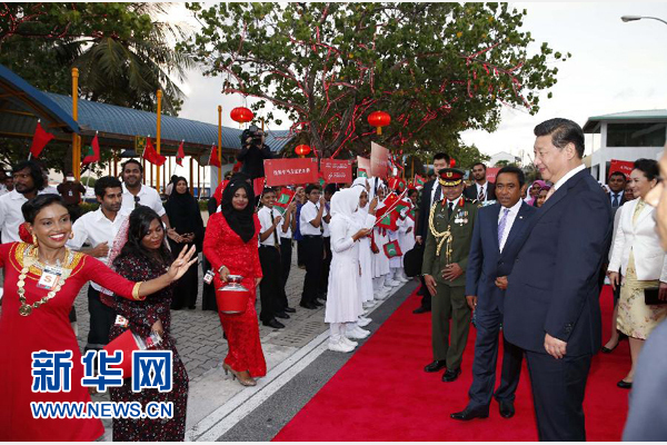  9月14日，國家主席習(xí)近平抵達馬累，開始對馬爾代夫進行國事訪問。習(xí)近平和夫人彭麗媛在機場受到馬爾代夫總統(tǒng)亞明夫婦的熱情迎接。新華社記者 鞠鵬 攝 