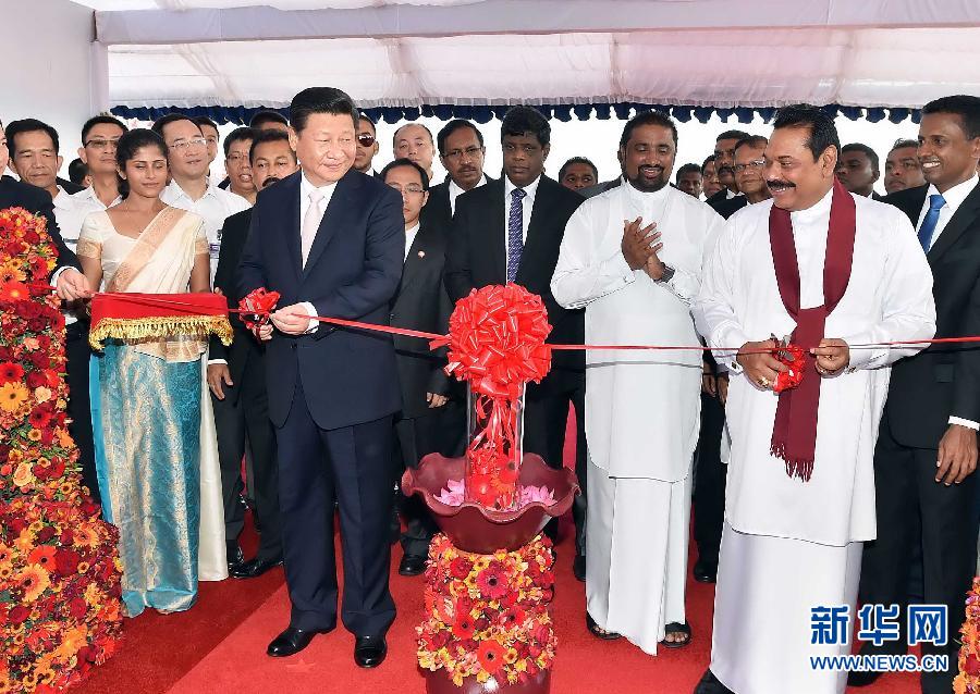 9月17日，國家主席習近平在斯里蘭卡總統(tǒng)拉賈帕克薩陪同下考察中斯港口合作項目。這是習近平和拉賈帕克薩為港口城開工剪彩。 新華社記者李濤 攝