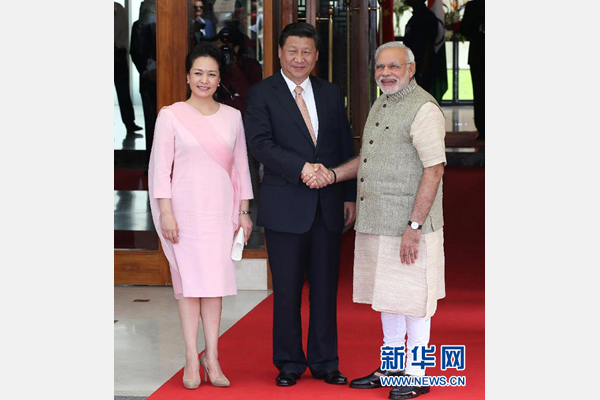 9月17日，國(guó)家主席習(xí)近平在古吉拉特邦艾哈邁達(dá)巴德會(huì)見印度總理莫迪。這是會(huì)見前，莫迪在習(xí)近平下榻的賓館前迎接習(xí)近平和夫人彭麗媛。 新華社記者 龐興雷 攝