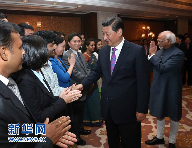 9月18日，國家主席習(xí)近平在印度世界事務(wù)委員會(huì)發(fā)表題為《攜手追尋民族復(fù)興之夢(mèng)》的重要演講。演講結(jié)束后，習(xí)近平接見中印兩國青年代表。新華社記者 龐興雷 攝