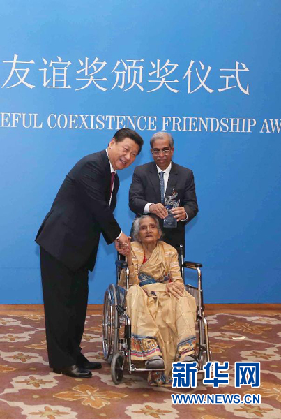 9月19日，國家主席習(xí)近平在新德里會(huì)見印度友好人士、友好團(tuán)體代表，并頒發(fā)和平共處五項(xiàng)原則友誼獎(jiǎng)，表彰他們長期致力于中印友好事業(yè)。新華社記者龐興雷攝 