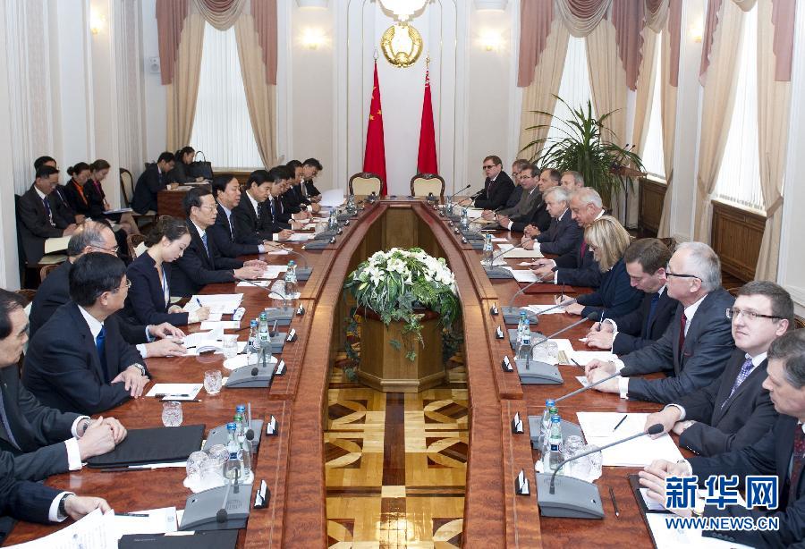  9月27日，應(yīng)邀訪問白俄羅斯的國(guó)務(wù)院副總理張高麗在明斯克同白俄羅斯總理米亞斯尼科維奇舉行會(huì)談。 新華社記者王曄攝