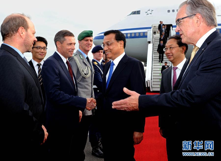 10月9日，國務(wù)院總理李克強(qiáng)抵達(dá)柏林開始對德國進(jìn)行正式訪問。德國政府高級官員到機(jī)場迎接。 新華社記者 饒愛民 攝