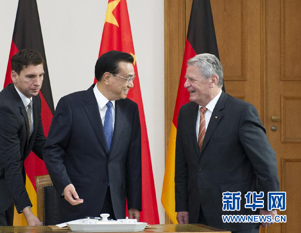 10月10日，國(guó)務(wù)院總理李克強(qiáng)在柏林會(huì)見德國(guó)總統(tǒng)高克。這是李克強(qiáng)總理與高克總統(tǒng)親切交談。 新華社記者 王曄 攝 