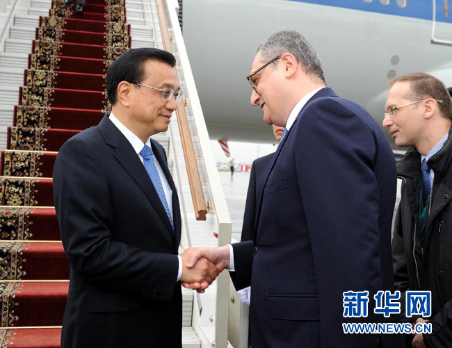 10月12日，中國國務(wù)院總理李克強乘專機抵達莫斯科，開始對俄羅斯進行正式訪問并舉行中俄總理第十九次定期會晤。俄羅斯聯(lián)邦政府高級官員到機場迎接李克強總理。新華社記者 饒愛民 攝