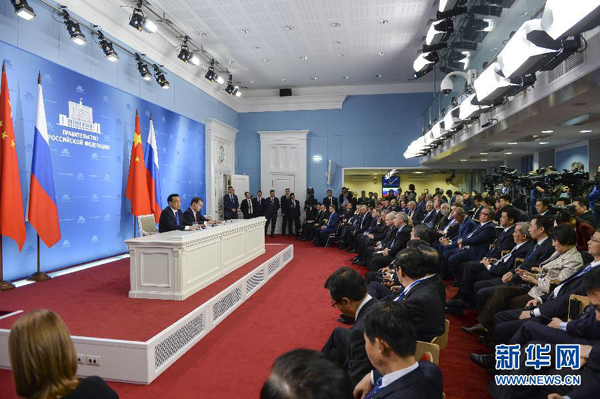 10月13日，國(guó)務(wù)院總理李克強(qiáng)在莫斯科與俄羅斯總理梅德韋杰夫圓滿結(jié)束中俄總理第十九次定期會(huì)晤后共同會(huì)見記者。 新華社記者李學(xué)仁攝