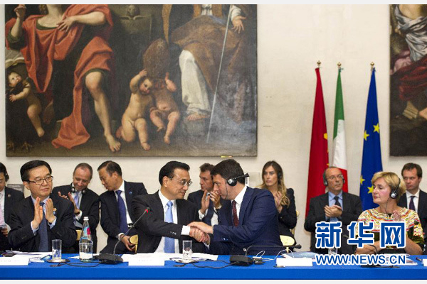 10月14日，中國國務院總理李克強在羅馬巴爾貝里尼宮與意大利總理倫齊共同會見中意企業(yè)家委員會委員及企業(yè)家代表并致辭。 新華社記者謝環(huán)馳 攝 