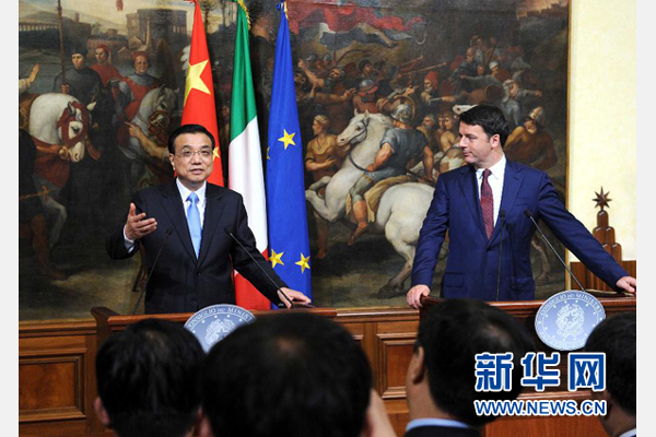 10月14日，中國(guó)國(guó)務(wù)院總理李克強(qiáng)與意大利總理倫齊在羅馬舉行會(huì)談后共同會(huì)見(jiàn)記者。 新華社記者 饒愛(ài)民 攝 
