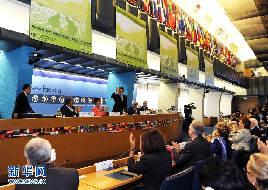 10月15日，中國國務院總理李克強在格拉齊亞諾總干事的陪同下在位于羅馬的聯(lián)合國糧農(nóng)組織總部發(fā)表演講。 新華社記者 饒愛民 攝 