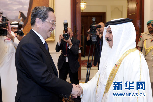 11月6日，正在巴林進(jìn)行正式友好訪問(wèn)的全國(guó)政協(xié)主席俞正聲在麥納麥會(huì)見(jiàn)巴林國(guó)王哈馬德。 新華社記者 張鐸 攝