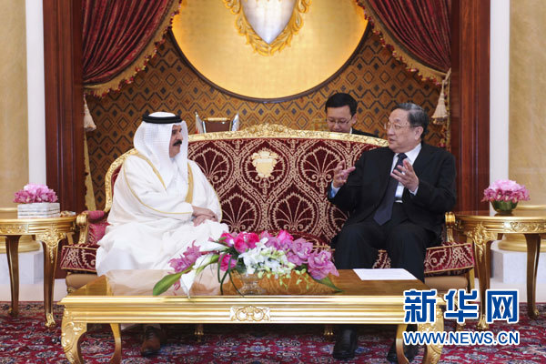 11月6日，正在巴林進(jìn)行正式友好訪問(wèn)的全國(guó)政協(xié)主席俞正聲在麥納麥會(huì)見(jiàn)巴林國(guó)王哈馬德。 新華社記者 張鐸 攝