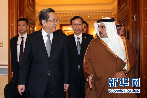 11月6日，正在巴林進(jìn)行正式友好訪問(wèn)的全國(guó)政協(xié)主席俞正聲在麥納麥會(huì)見(jiàn)巴林王儲(chǔ)薩勒曼。 新華社記者劉衛(wèi)兵攝