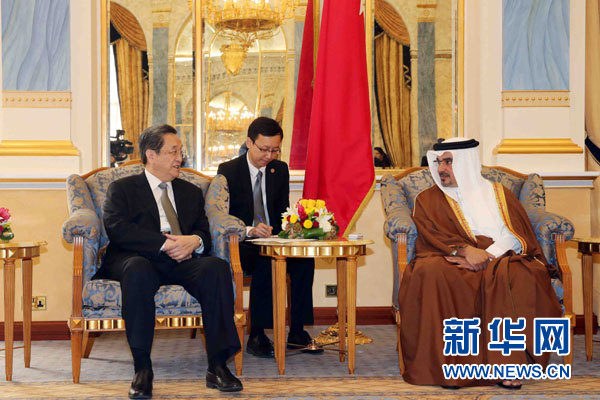 11月6日，正在巴林進(jìn)行正式友好訪問(wèn)的全國(guó)政協(xié)主席俞正聲在麥納麥會(huì)見(jiàn)巴林王儲(chǔ)薩勒曼。 新華社記者劉衛(wèi)兵攝