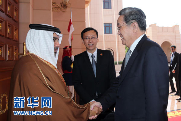 11月6日，正在巴林進(jìn)行正式友好訪問(wèn)的全國(guó)政協(xié)主席俞正聲在麥納麥會(huì)見(jiàn)巴林王儲(chǔ)薩勒曼。 新華社記者劉衛(wèi)兵攝