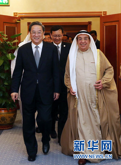 11月6日，正在巴林進(jìn)行正式友好訪問(wèn)的全國(guó)政協(xié)主席俞正聲在麥納麥會(huì)見(jiàn)巴林副首相穆罕默德。 新華社記者劉衛(wèi)兵攝