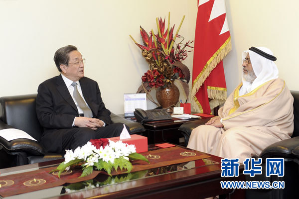 11月6日，正在巴林進(jìn)行正式友好訪問(wèn)的全國(guó)政協(xié)主席俞正聲在麥納麥會(huì)見(jiàn)巴林國(guó)民議會(huì)議長(zhǎng)兼眾議長(zhǎng)扎赫拉尼。 新華社記者 張鐸 攝