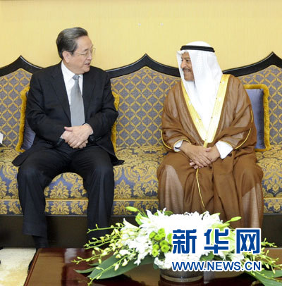 11月6日，正在巴林進(jìn)行正式友好訪問(wèn)的全國(guó)政協(xié)主席俞正聲在麥納麥與巴林協(xié)商會(huì)議主席阿里舉行會(huì)談。 新華社記者 張鐸 攝