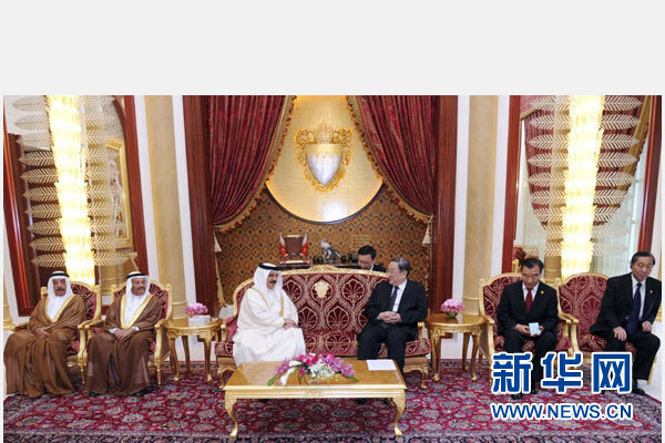 11月6日，正在巴林進(jìn)行正式友好訪問(wèn)的全國(guó)政協(xié)主席俞正聲在麥納麥會(huì)見(jiàn)巴林國(guó)王哈馬德。 新華社記者 張鐸 攝
