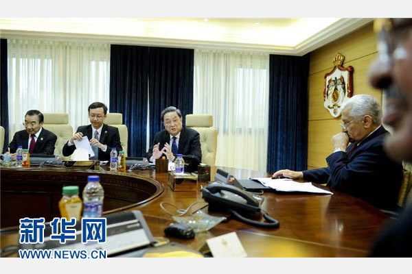 11月9日，正在約旦進(jìn)行正式友好訪問(wèn)的全國(guó)政協(xié)主席俞正聲在安曼會(huì)見(jiàn)約旦首相恩蘇爾。 新華社記者 張鐸 攝 