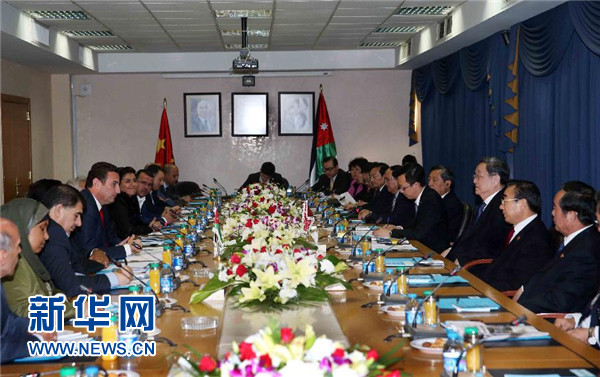  11月9日，正在約旦進(jìn)行正式友好訪問(wèn)的全國(guó)政協(xié)主席俞正聲在安曼會(huì)見(jiàn)約旦眾議院代議長(zhǎng)薩法迪。 新華社記者 劉衛(wèi)兵 攝 