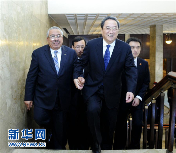 11月9日，正在約旦進(jìn)行正式友好訪問(wèn)的全國(guó)政協(xié)主席俞正聲在安曼與約旦參議長(zhǎng)拉瓦比德進(jìn)行會(huì)談。這是會(huì)談前，俞正聲與拉瓦比德攜手步入會(huì)場(chǎng)。新華社記者 張鐸 攝 