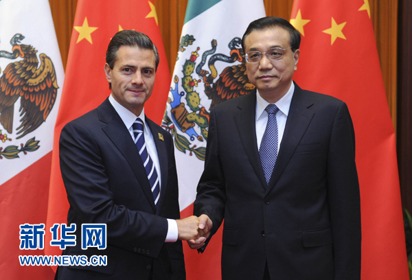 11月11日，國(guó)務(wù)院總理李克強(qiáng)在北京人民大會(huì)堂會(huì)見來華進(jìn)行國(guó)事訪問并出席亞太經(jīng)合組織第二十二次領(lǐng)導(dǎo)人非正式會(huì)議的墨西哥總統(tǒng)培尼亞。新華社記者張鐸 攝 