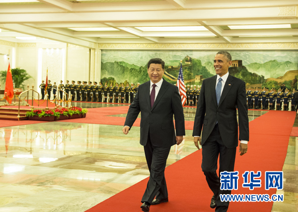 11月12日，國(guó)家主席習(xí)近平在北京人民大會(huì)堂舉行歡迎儀式，歡迎美國(guó)總統(tǒng)奧巴馬對(duì)中國(guó)進(jìn)行國(guó)事訪問(wèn)。 新華社記者 李學(xué)仁 攝