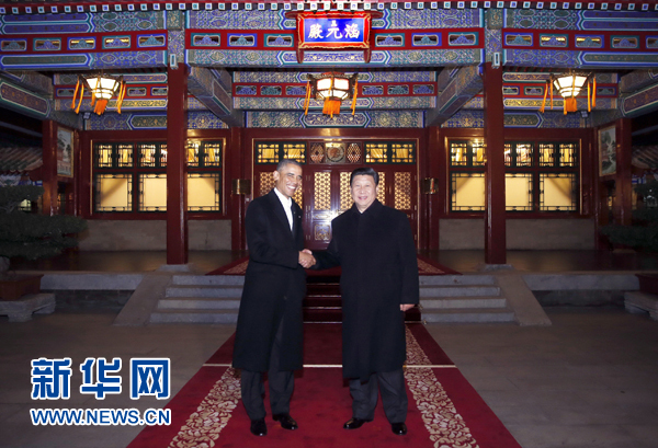 11月11日晚，國(guó)家主席習(xí)近平在中南海同美國(guó)總統(tǒng)奧巴馬舉行會(huì)晤。這是兩國(guó)元首在瀛臺(tái)涵元殿前握手。 新華社記者鞠鵬攝