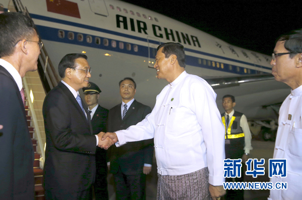 這是李克強(qiáng)在機(jī)場受到緬甸政府高級官員熱情迎接。新華社記者鞠鵬攝