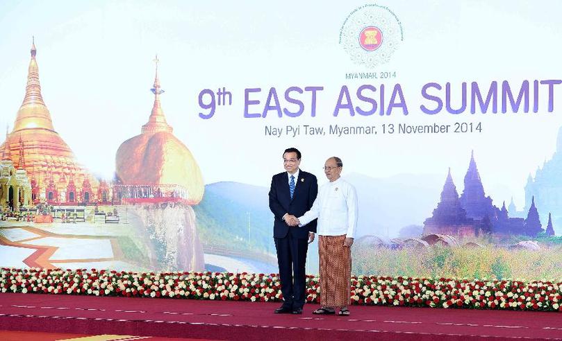 11月13日，中國(guó)國(guó)務(wù)院總理李克強(qiáng)在內(nèi)比都出席第九屆東亞峰會(huì)并發(fā)言。這是峰會(huì)開(kāi)始前，東盟輪值主席國(guó)緬甸聯(lián)邦共和國(guó)總統(tǒng)吳登盛迎接李克強(qiáng)總理。新華社記者 李濤 攝 